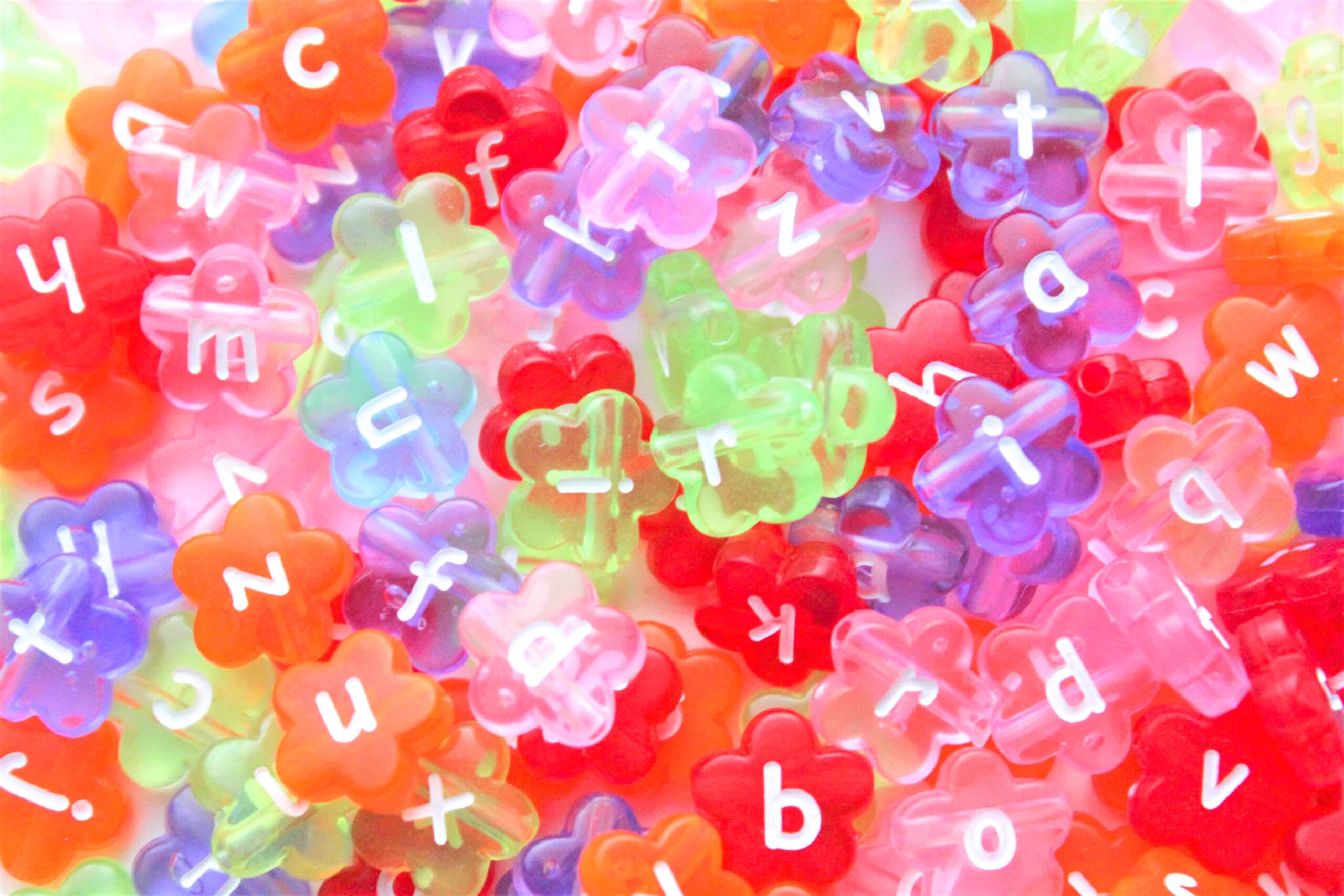 Akrylperler, blomster, ulike farger, med bokstaver - Bilde 4