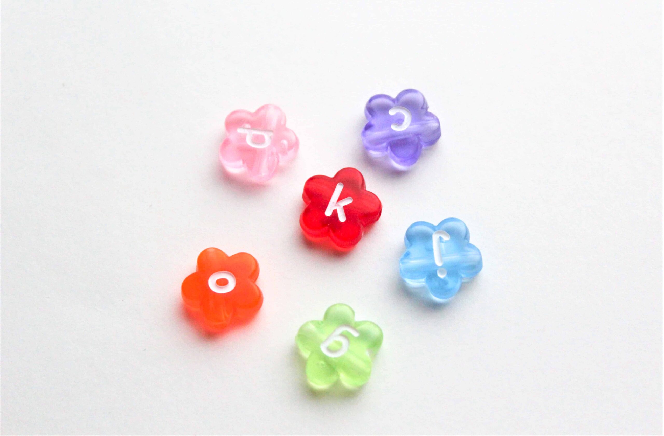 Akrylperler, blomster, ulike farger, med bokstaver